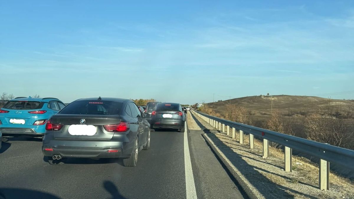 Baleset történt Öskü előtt, föld került az úttestre (helyszíni fotó)