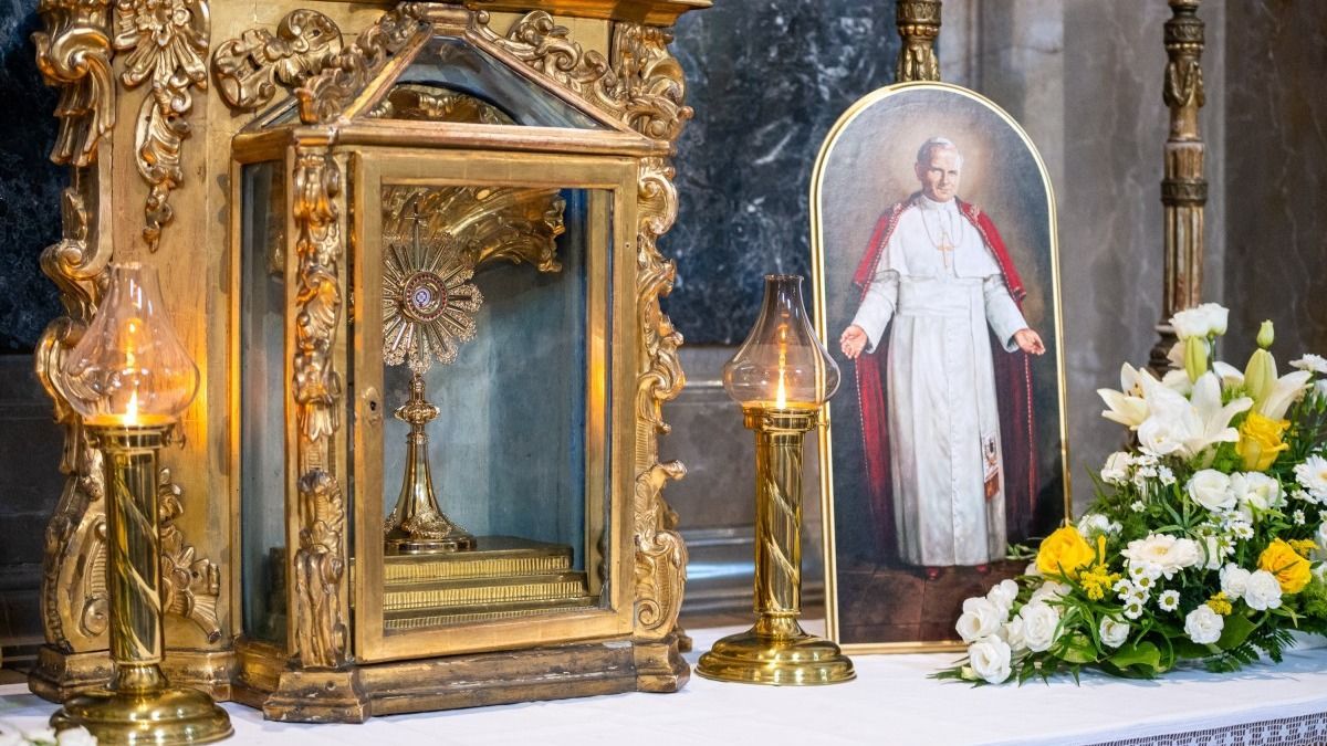 Szent II. János Pál pápa vérereklyéjét helyezték el a pápai Nagytemplomban