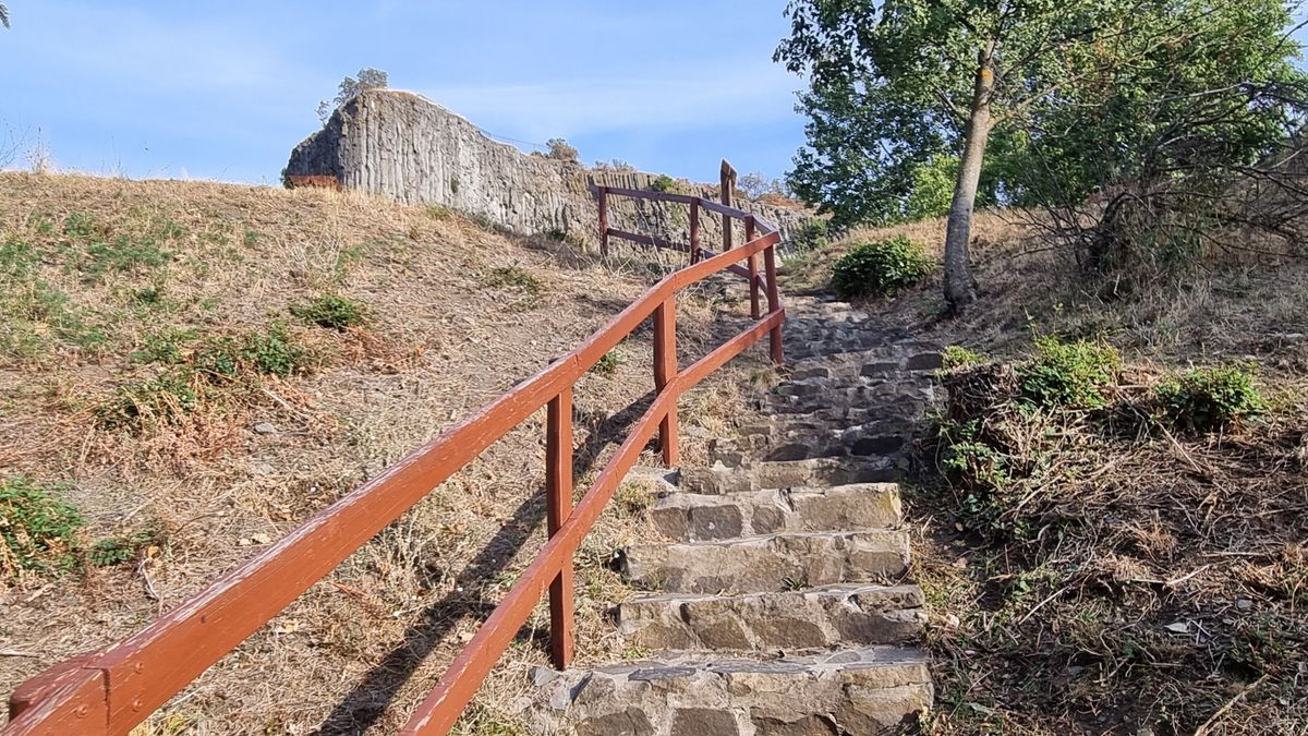 Félbevágott hegyet mutatunk, ahol kővé dermedt láva között vezet az út (galéria)