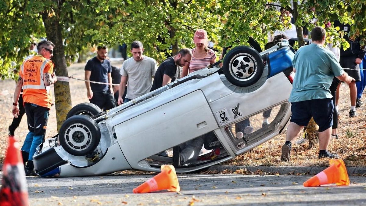 Két keréken, keresztben és padlógázzal – Fejre állt a Suzuki, kigyulladt egy Lada