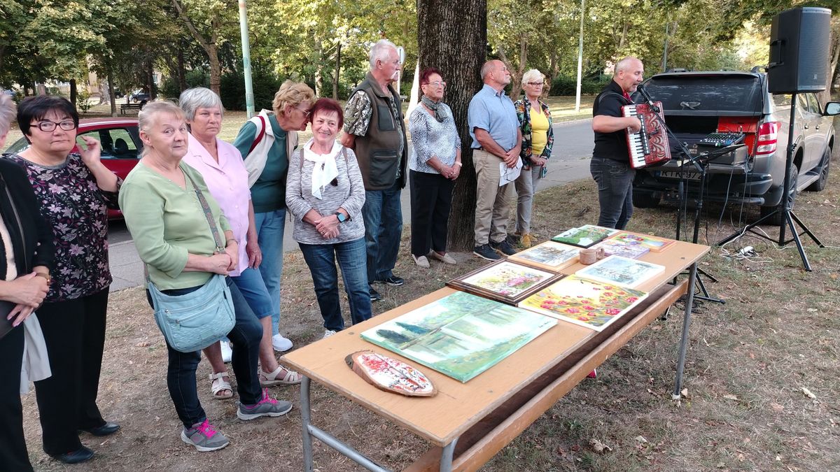 Üzletek kirakataiban kelnek életre az ajkai művészek alkotásai