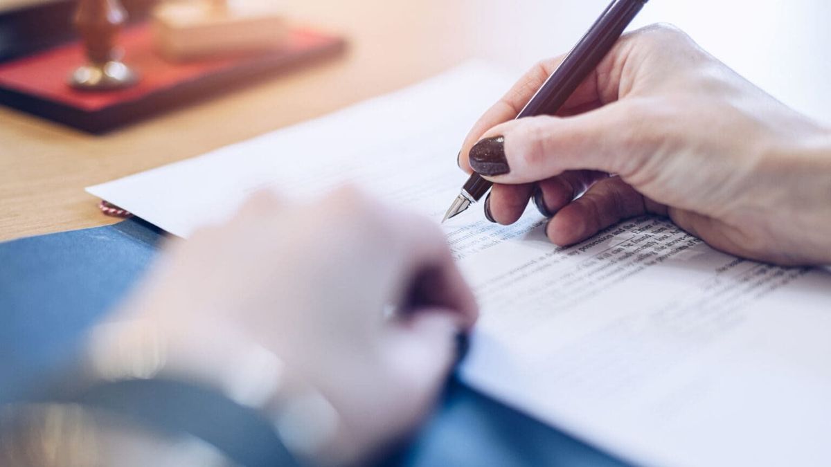 Testvére nevében vett fel hitelt, bankszámlát nyitott és támogatást igényelt