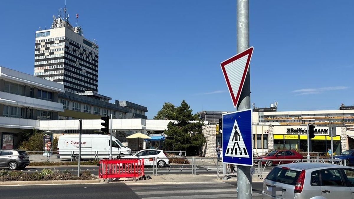Áramszünet miatt elsötétülnek a jelzőlámpák a Hotel előtti körforgalomnál