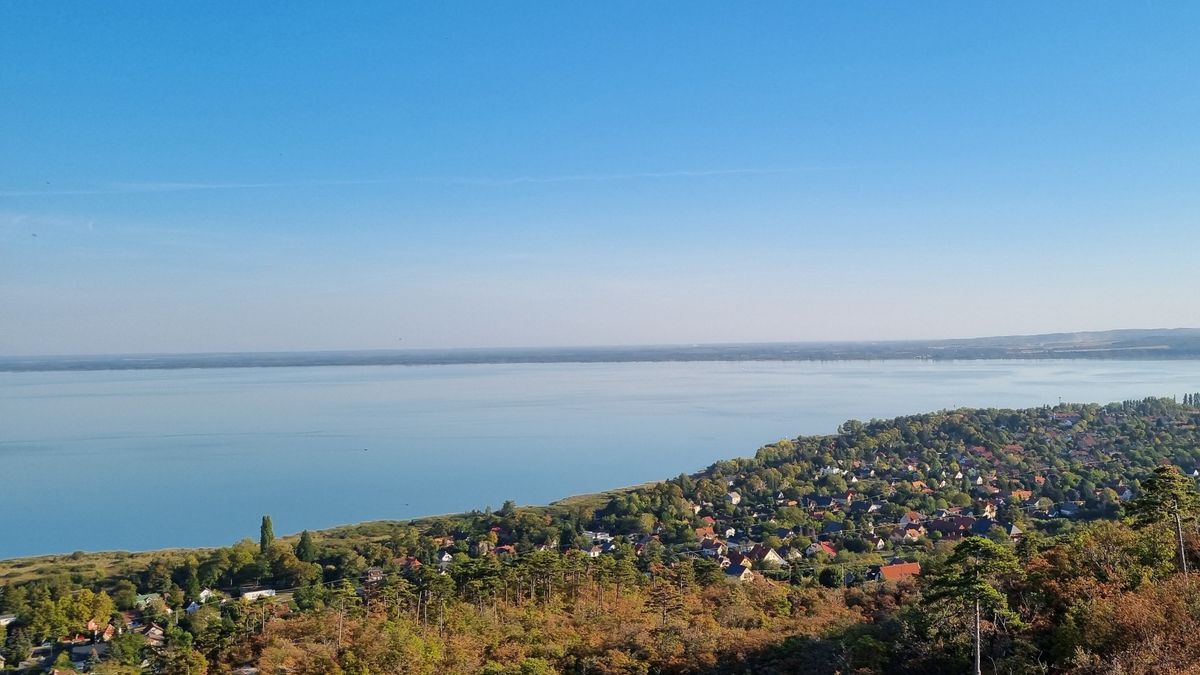 Innen meseszép a Balaton ősszel: mutatjuk, merre vezet az út a kilátóhoz (galéria)