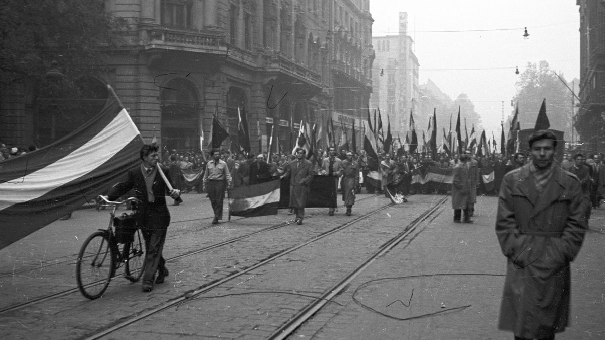 Vájárok a bakonyi monostorban, szerzetes az 56-os felvonulók között (fotók)