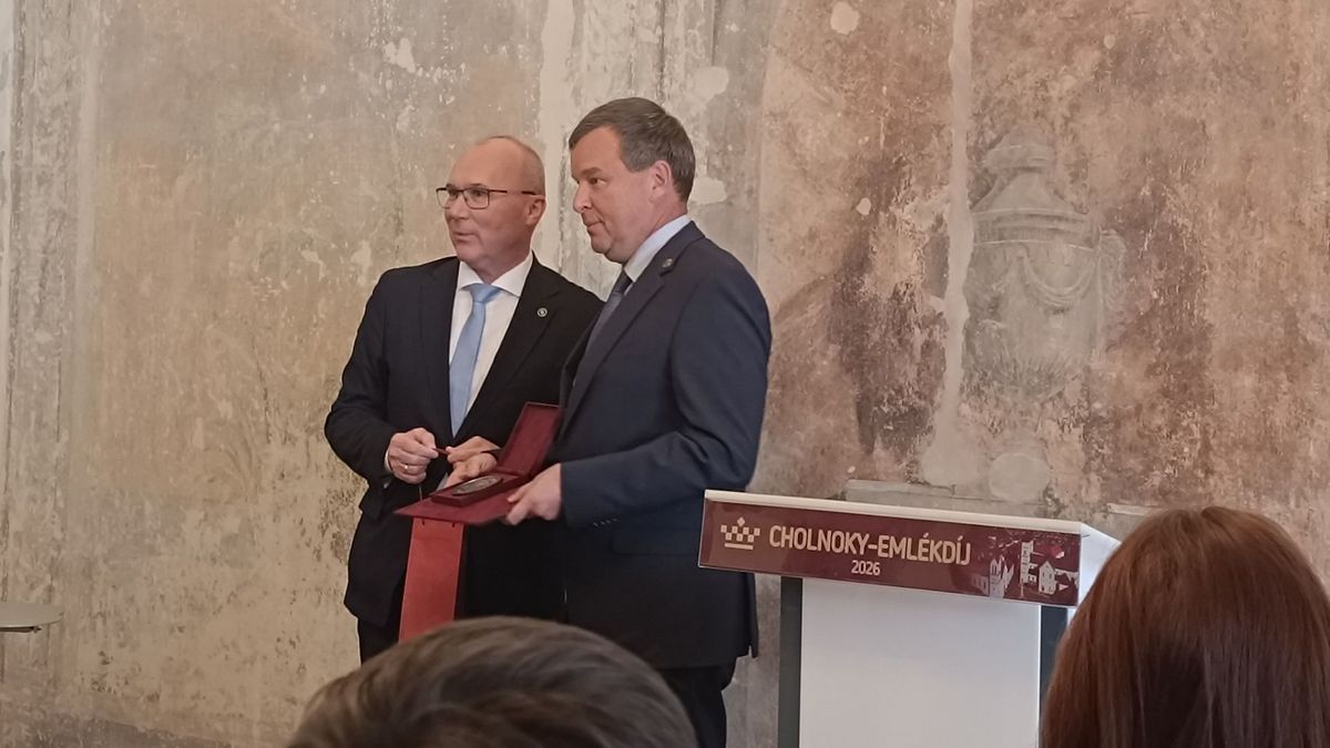 Dr. Gelencsér András kapta a Cholnoky-emlékdíjat Veszprémben