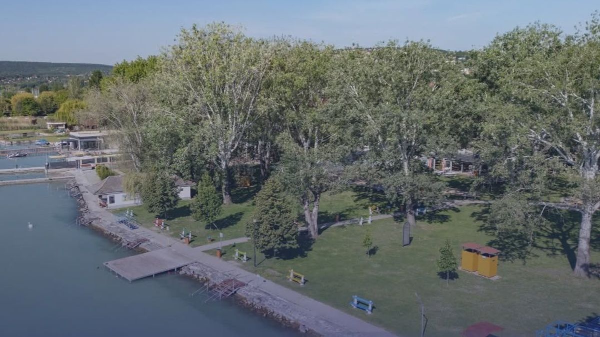 Megújul a balatonalmádi Budatava strand: fákat ültetnek és a kabinokat is korszerűsítik