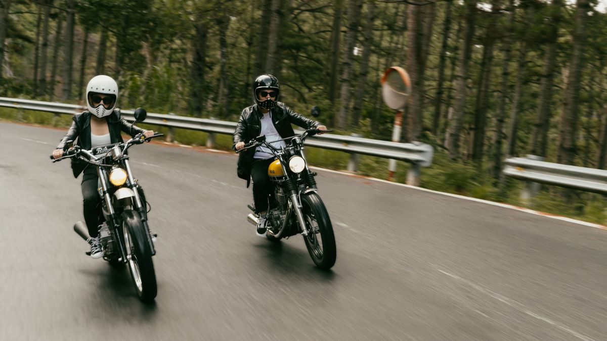 Kézen fogva motoroznak a Bakonyban – megható fotó vagy életveszélyes mutatvány?