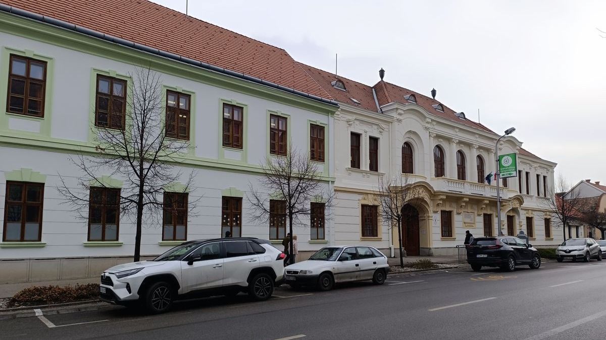 Bombariadó volt a pápai Tarczy-iskolában, kiürítették az épületet