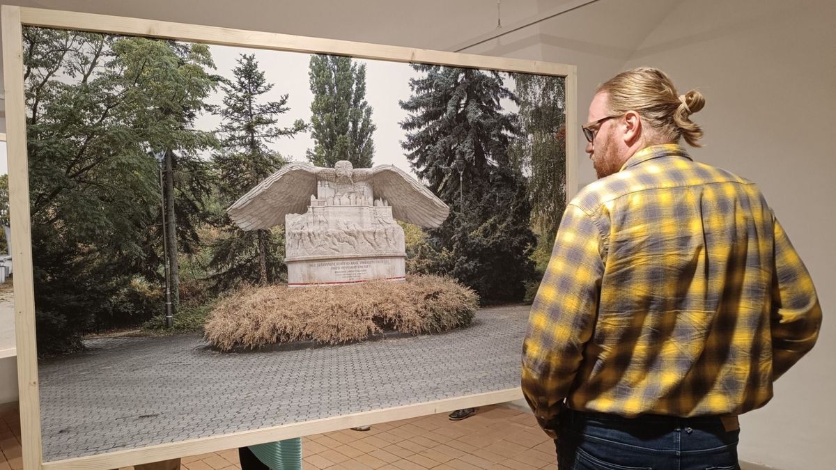 A vakfolt árnyéka – a történelmi emlékezet rétegeit tárja fel a Dubniczay-palota kiállítása (galéria)