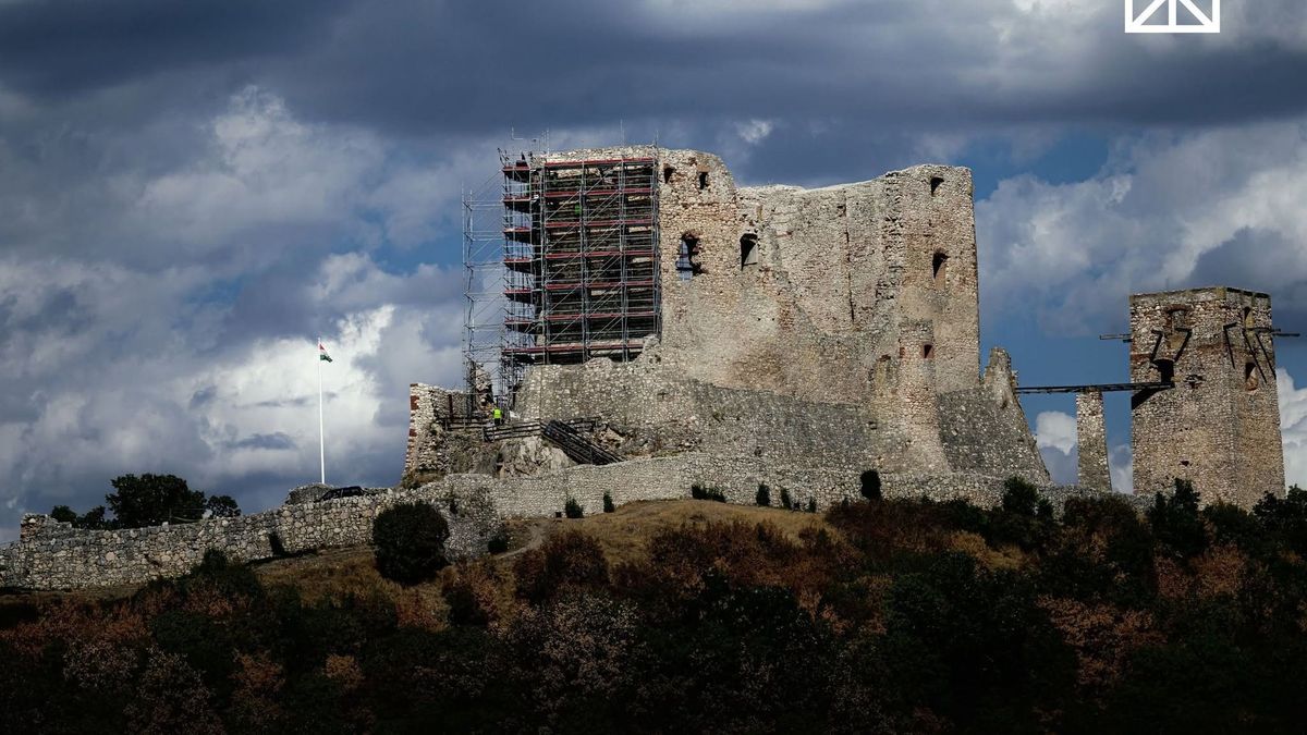 A legszebb kilátást most egy vár állványzata biztosítja a Bakonyban (galéria)