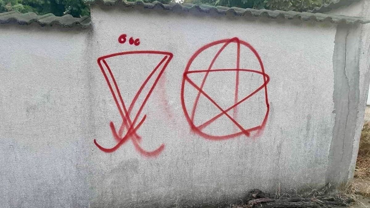 Sátánista jeleket fújtak a népszerű kirándulóhely falaira, hamar meglett az elkövető
