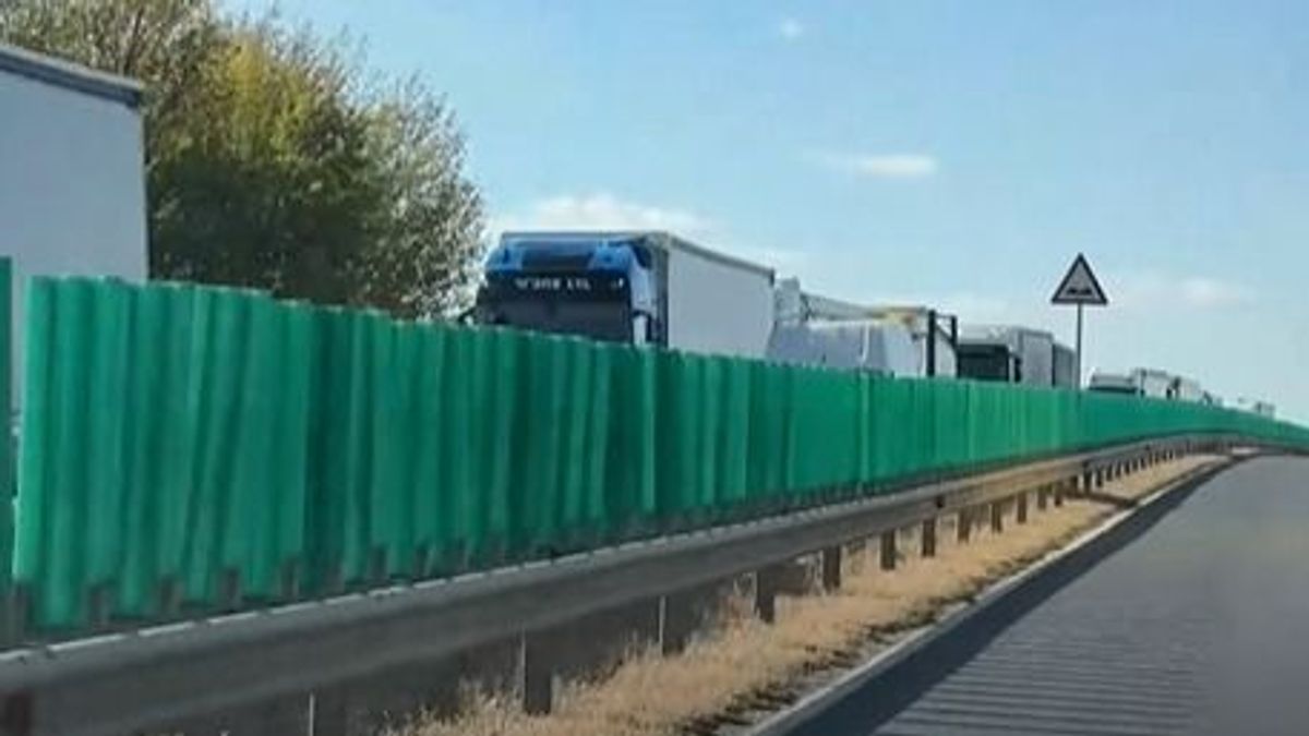 Hatalmas dugó alakult ki Székesfehérvárnál, az autópálya-felhajtóig áll a sor (videó)